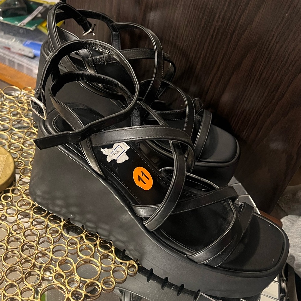 Strappy wedge sandals - Picture 2 of 10